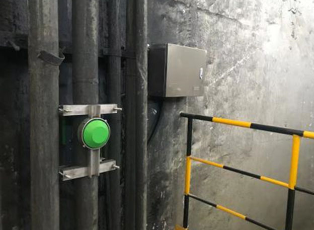 Na-22放射性?xún)x表礦山充填管道密度測(cè)量現(xiàn)場(chǎng)(圖1)